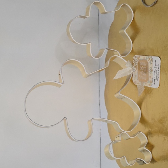 The Bake Shop Gold Gingerbread Cookie Cutter, Set of 3. NWT - Picture 5 of 7